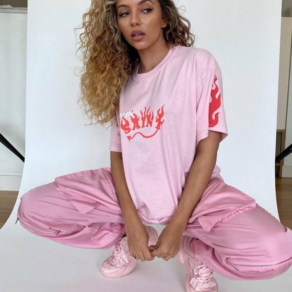 pink tshirt